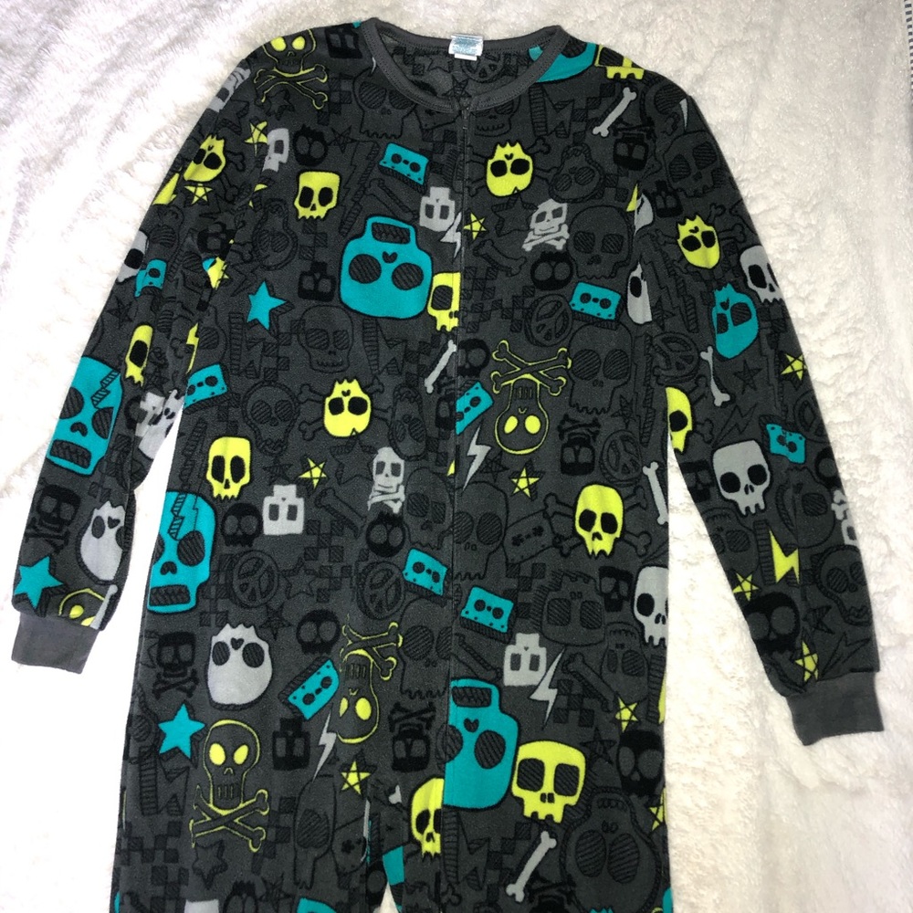 Kids skull circo onesie with footies 🖤